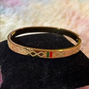 Elegant Gold Bracelet with Diamond Pattern